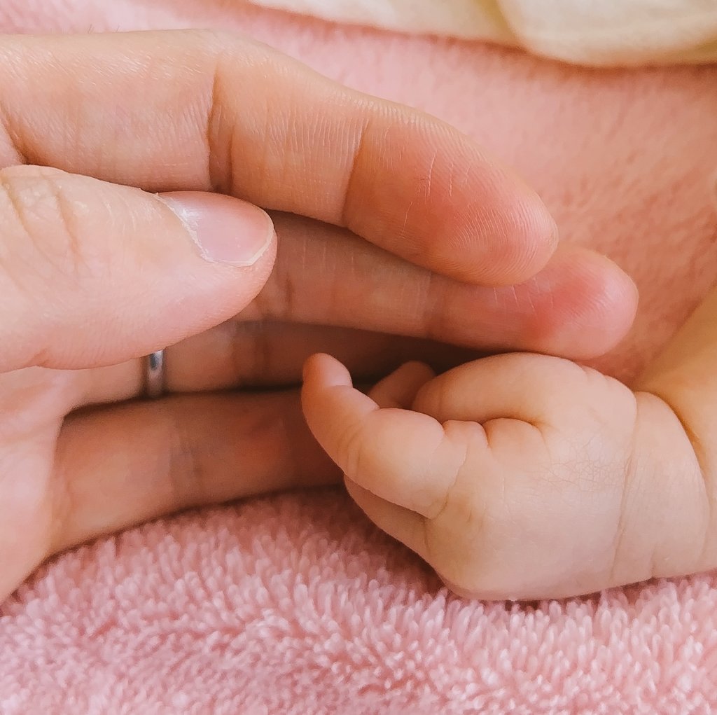 Atolm_D's tweet photo. 初めての赤ちゃんとの2人お留守番👶

抱っこしてるとぐっすり寝てくれるので良いですね

ちなみにこの子はすでに105,000円の貯金があります😆
教育費として積立投資と貯金に充てます！ https://t.co/Y0UR5WO2XZ