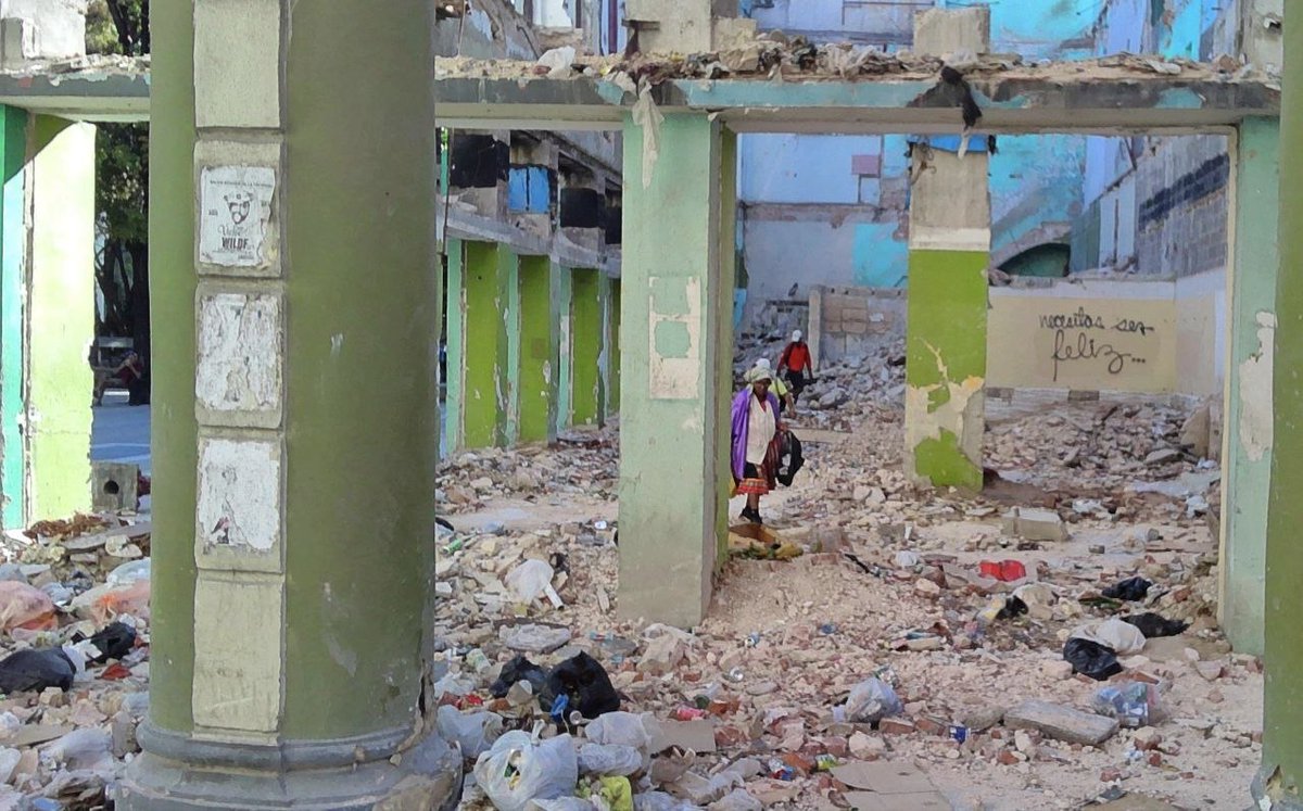 14ymedio's tweet image. #Entrevista "La necesidad básica de ser feliz en Cuba es un lujo" bit.ly/4vrOMap

👉🏻Abraham Echevarría reparte por todos los rincones de La Habana la frase “#Necesitas_ser_feliz”, la más reciente, en las ruinas del ISDi