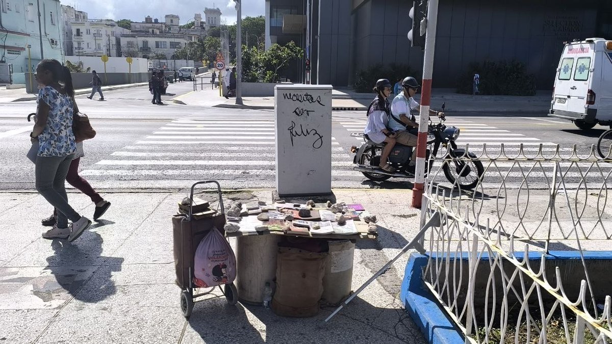 14ymedio's tweet image. #Entrevista "La necesidad básica de ser feliz en Cuba es un lujo" bit.ly/4vrOMap

👉🏻Abraham Echevarría reparte por todos los rincones de La Habana la frase “#Necesitas_ser_feliz”, la más reciente, en las ruinas del ISDi