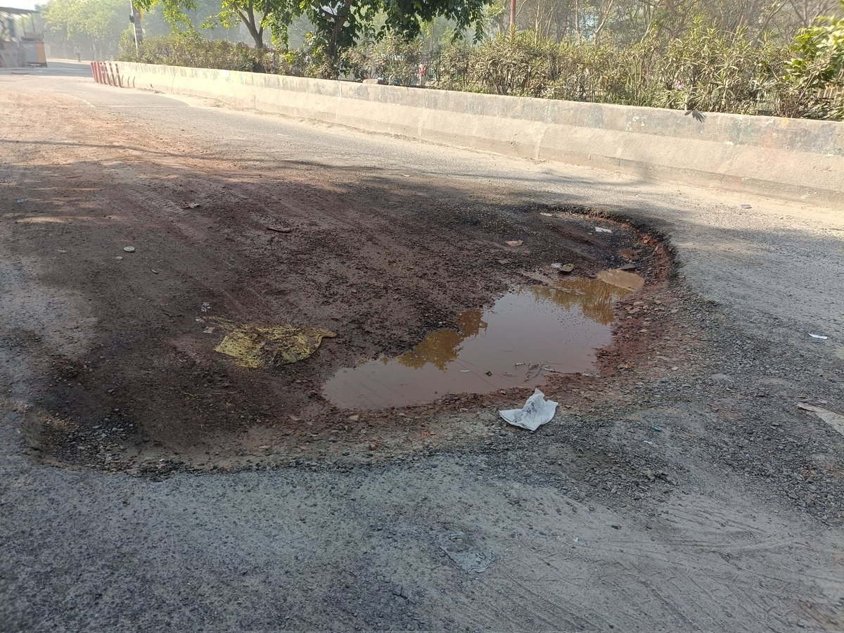 Sector168Noida's tweet image. Ji Haan ye #noida hi hai...sapno ka shehar , hightech city but yaha ki roads ko kya hua ....baar baar complaint karne k baad b koi sunwai nahi @InduPrakashPCS @CeoNoida @noida_authority kripya sangyan ley..BYOB aur mr Bathura sec 142 k just samne ka manjar hai ye #road #potholes