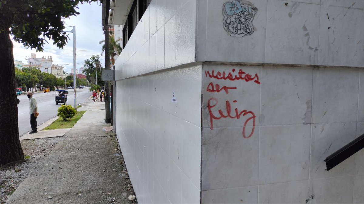 14ymedio's tweet image. #Entrevista "La necesidad básica de ser feliz en Cuba es un lujo" bit.ly/4vrOMap

👉🏻Abraham Echevarría reparte por todos los rincones de La Habana la frase “#Necesitas_ser_feliz”, la más reciente, en las ruinas del ISDi