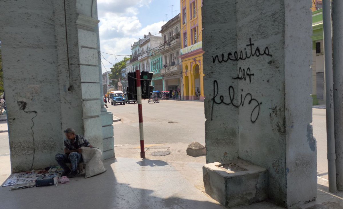14ymedio's tweet image. #Entrevista "La necesidad básica de ser feliz en Cuba es un lujo" bit.ly/4vrOMap

👉🏻Abraham Echevarría reparte por todos los rincones de La Habana la frase “#Necesitas_ser_feliz”, la más reciente, en las ruinas del ISDi