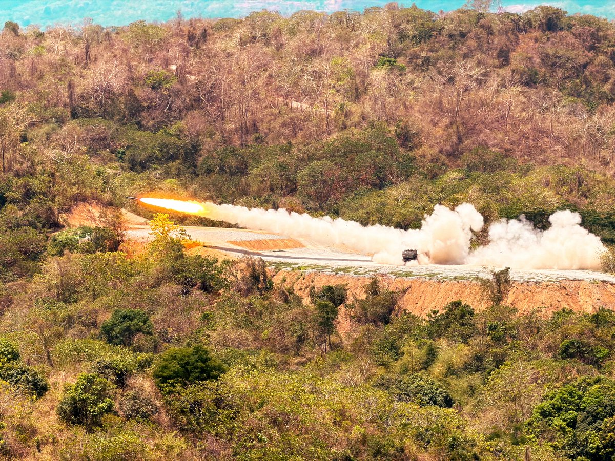 bryanedcastillo's tweet photo. The High Mobility Artillery Rocket System (HIMARS) showcases the fusion of precision and power during the SALAKNIB 2026 live-fire exercise between PH and US armies in Laur, Nueva Ecija. 

HIMARS is built for rapid and long-range strikes, ideal for territorial defense. @News5PH https://t.co/xkyOwRuUeI