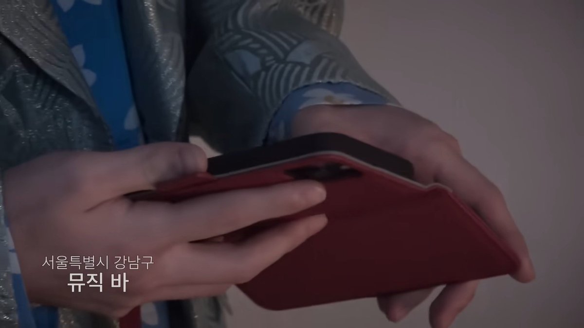 피철인 아저씨 핸드폰 쓰는 자세 디테일이 미쳣음