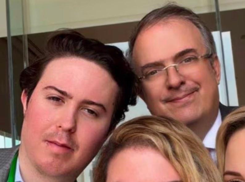 ContraProMx's tweet image. 😱😱 Exhiben que hijo de @m_ebrard Ebrard vivió 6 meses en la #embajada de #México en #Londres, cuando el fue Secretario de Relaciones Exteriores 💂🏽‍♂️💂🏽‍♂️💂🏽‍♂️🌇🌇

En el medio de comunicación Latinus se informó Marcelo Patrick Ebrard Ramos, hijo de Marcelo Ebrard, vivio seis meses,