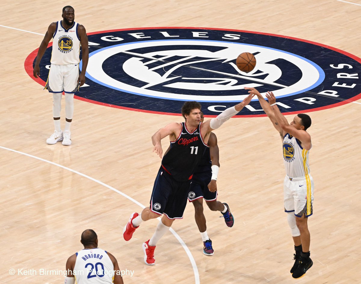 photowkb's tweet image. Stephen Curry and the Golden State Warriors defeated the LA Clippers 126-121 to win an NBA basketball game at Intuit Dome in Inglewood. @nba #nba @LAClippers #clippers @warriors #warriors #basketball @NikonUSA #nikon @InsideSoCalSpts
