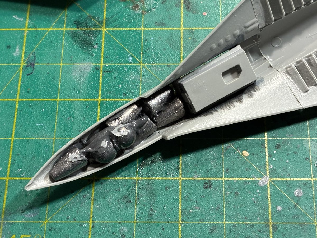 ztz3oo's tweet image. 1/72 #Italeri #MiG29 
評判通りインテーク周りがガタガタ。修正は思ったより楽でした。成形不良箇所はプラペーパーで裏打ちしてパテでならし、機首には多めに12g程度の鉛を設置