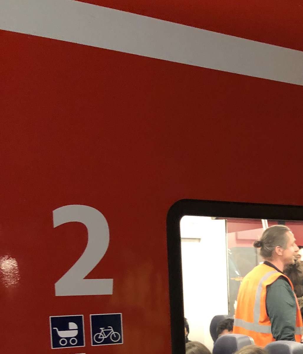 eripetemorae's tweet image. In Nürnberg fällt der Zug aus. In Fürth aus der S1 wegen Überfüllung vom Zugfahrer rausgetrieben. Die nächste S1 war auch überfüllt. Warum ist @BMV nicht in der Lage, einen den Bürgern angemessenen Service anzubieten? #bahn #versagen
