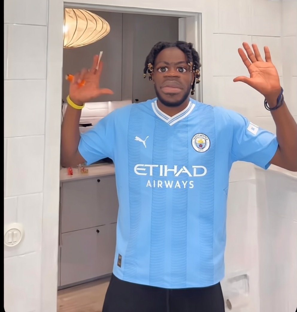 𝐄𝐉 tweet media