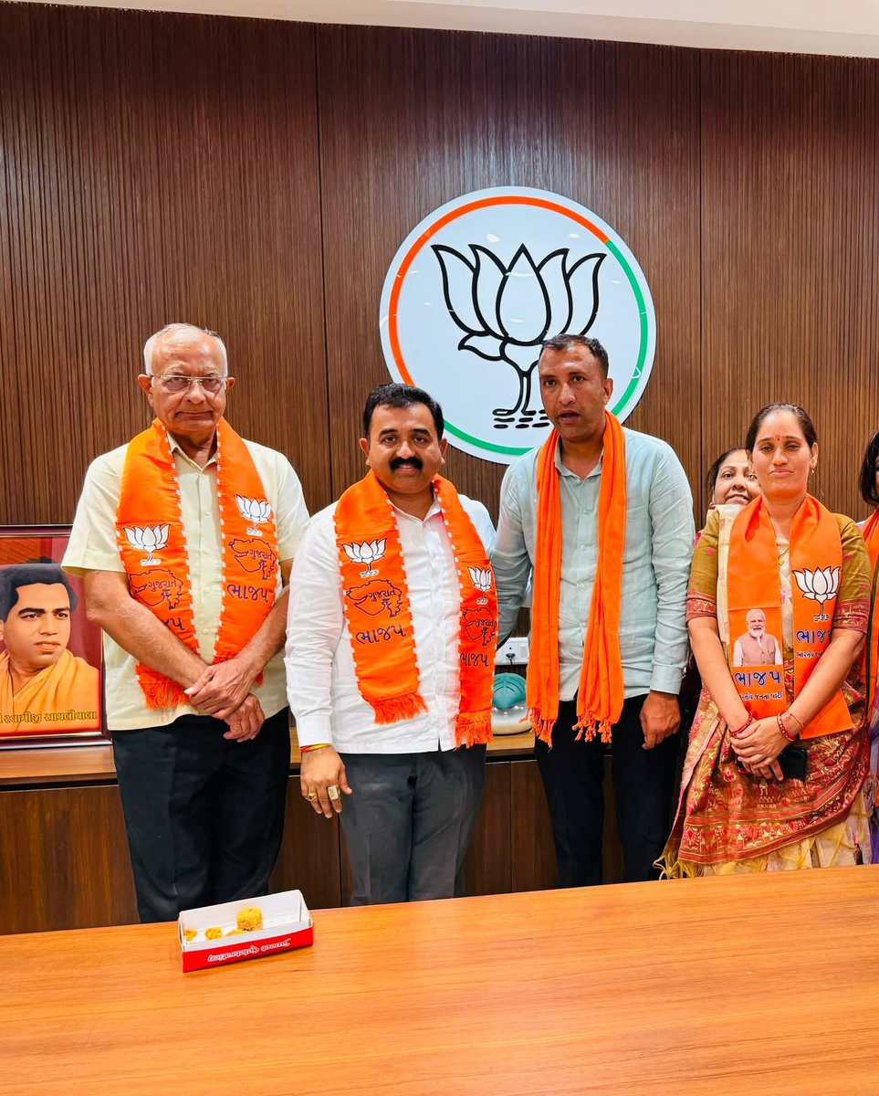 RabariGopalbhai's tweet image. આજ રોજ @bjp4vadodarajilla ના ચોરંદા જિલ્લા પંચાયત સીટ પર ભારતીય જનતા પાર્ટીના ઉમેદવાર શ્રીમતી જ્યોત્સનાબેન @VasantbRabari1 રબારી ને બિનહરીફ વિજેતા બનવા બદલ “વંદે કમલમ્” ખાતે પ્રમુખ શ્રી @DrBJBrahmbhatt જીએતમામ કાર્યકર્તાઓસાથેઉપસ્થિતરહીહાર્દિક શુભેચ્છાઓપાઠવી.🎉💐
#congratulations