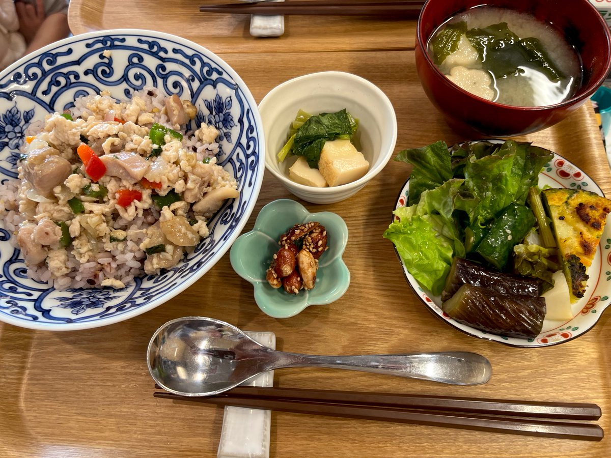 今日のはな定食はガパオライスです。人気の落花生をいつもと変えて甘めの味噌味にしてみました。
今夜は賽翁さんの木曜ゲーム会 cafesaio.com/event#mokuyou4… へお弁当をデリバリーしますので、そちらもよろしくお願いします。ご注文受付時間は17時までです。
#デリカフェはな