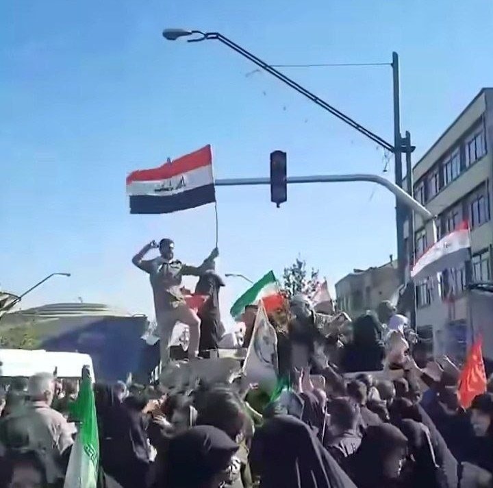 از کوله سرباز امریکایی آزادی در نمیاد اما از کوله سرباز عراقی علاوه بر ازادی، اقتدار و صلابت تراوش میکنه.
برگرفته از کتابِ فیلها پرواز میکنن جلد ۴۰۰ 
#فرقه_تبهکار