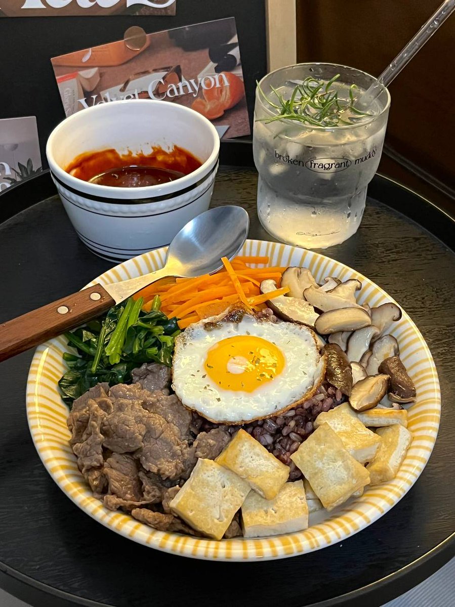 prosourcerealty's tweet photo. 바쁜 아침을 보내고 나에게 주는 예쁜 점심 한 그릇. 잘 먹는 것이 나를 사랑하는 첫걸음인 것 같아요🥗#점심메뉴 #비빔밥 #소확행” https://t.co/XMmBHNx5bT