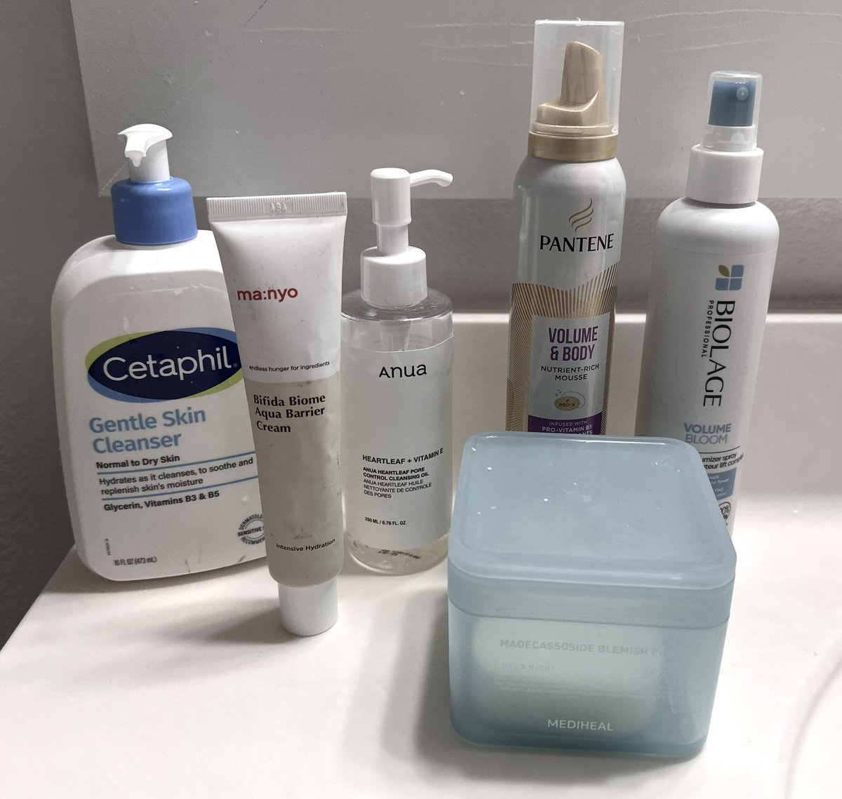 shrinking2477's tweet image. nobody asked but here's my skin/hair care