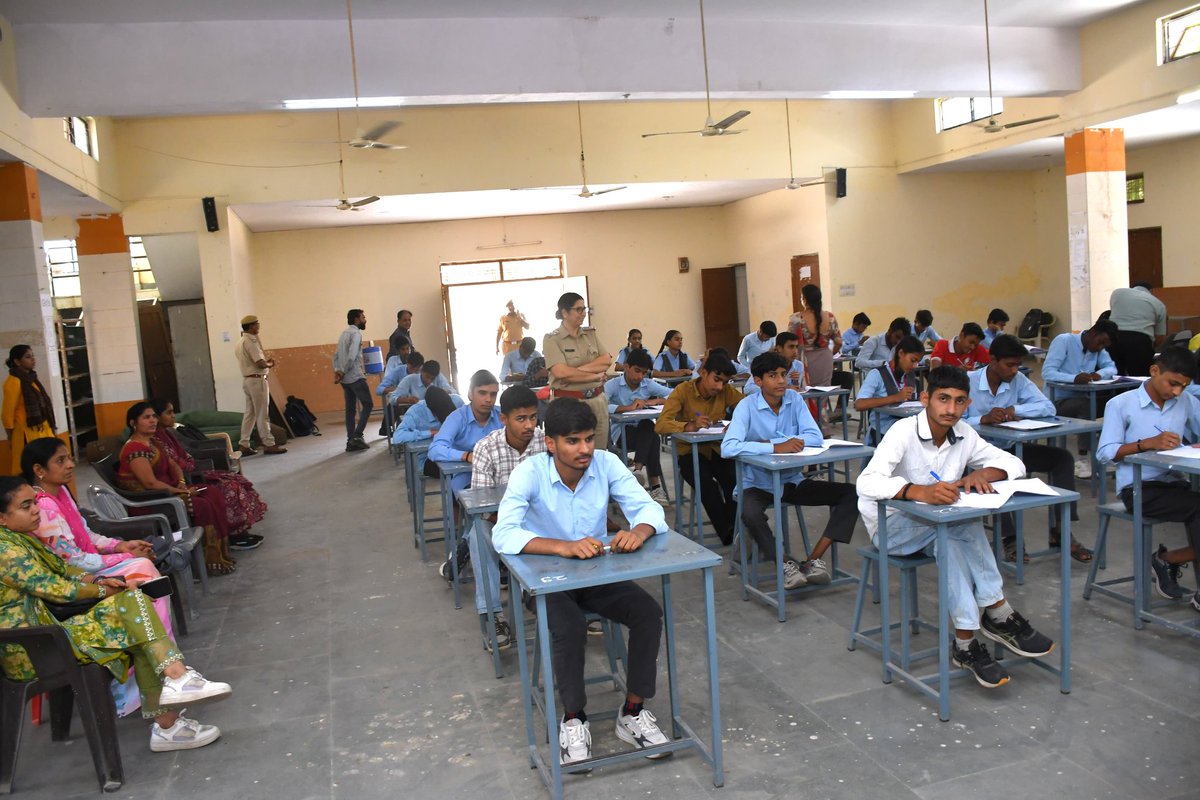 ChghPolice's tweet photo. चित्तौड़गढ़, 16 अप्रैल। राजस्थान पुलिस स्थापना दिवस 2026 के अवसर पर जिला पुलिस चित्तौड़गढ़ द्वारा बुधवार को स्कूली छात्र/छात्राओं के लिए जिला स्तर की क्विज प्रतियोगिता आयोजित की गई। https://t.co/DUMpDWO89y