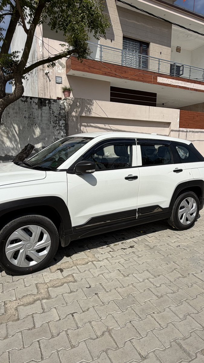 Nitika3012's tweet image. To the man who taught us how to drive through life—here’s your new set of keys !! 🔑 

#DadGift #NewCar