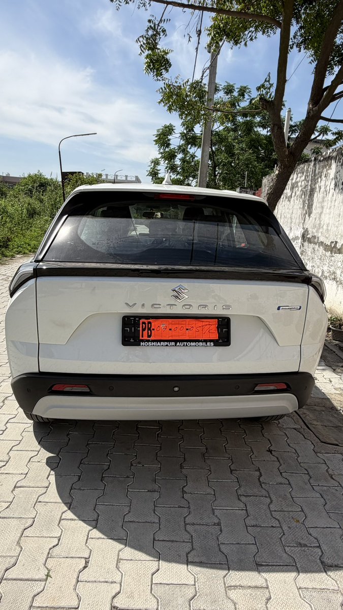 Nitika3012's tweet image. To the man who taught us how to drive through life—here’s your new set of keys !! 🔑 

#DadGift #NewCar