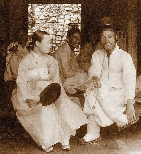 hesp365's tweet photo. While the hanbok is the most visible and well known item of Korean clothing, the first known usage of that term is as recent as 1881. This was to help distinguish it from "yangbok" (western clothing). Before then, Koreans simply called their clothes 우리옷 (our clothes). https://t.co/ZcwJuH9gMr