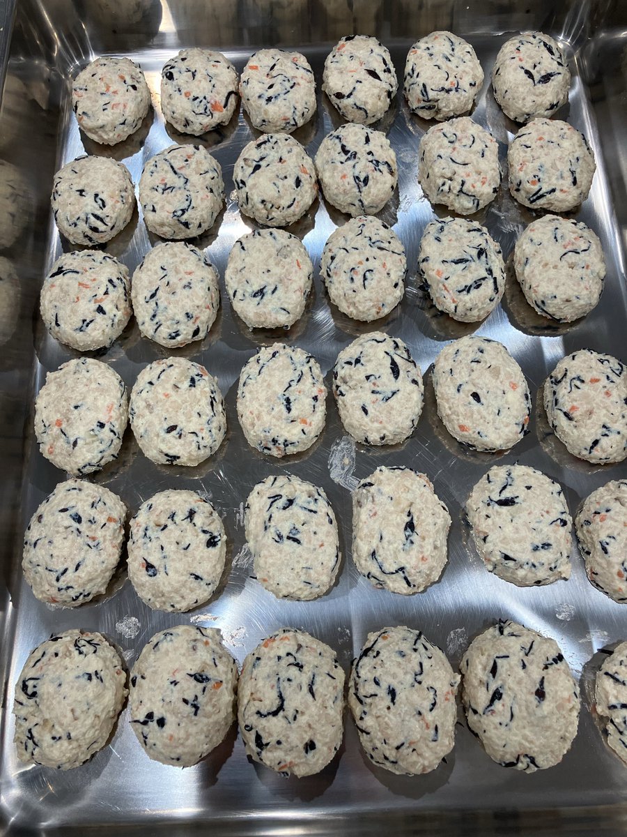 vegiojisan's tweet image. 豆腐ハンバーグ←焼き前　焼き後→
焼き前も豆腐だから見た目美味しそうな気がする🤔
#accea 
#vegan
#plantbased 
#bizspot 
#HALAL