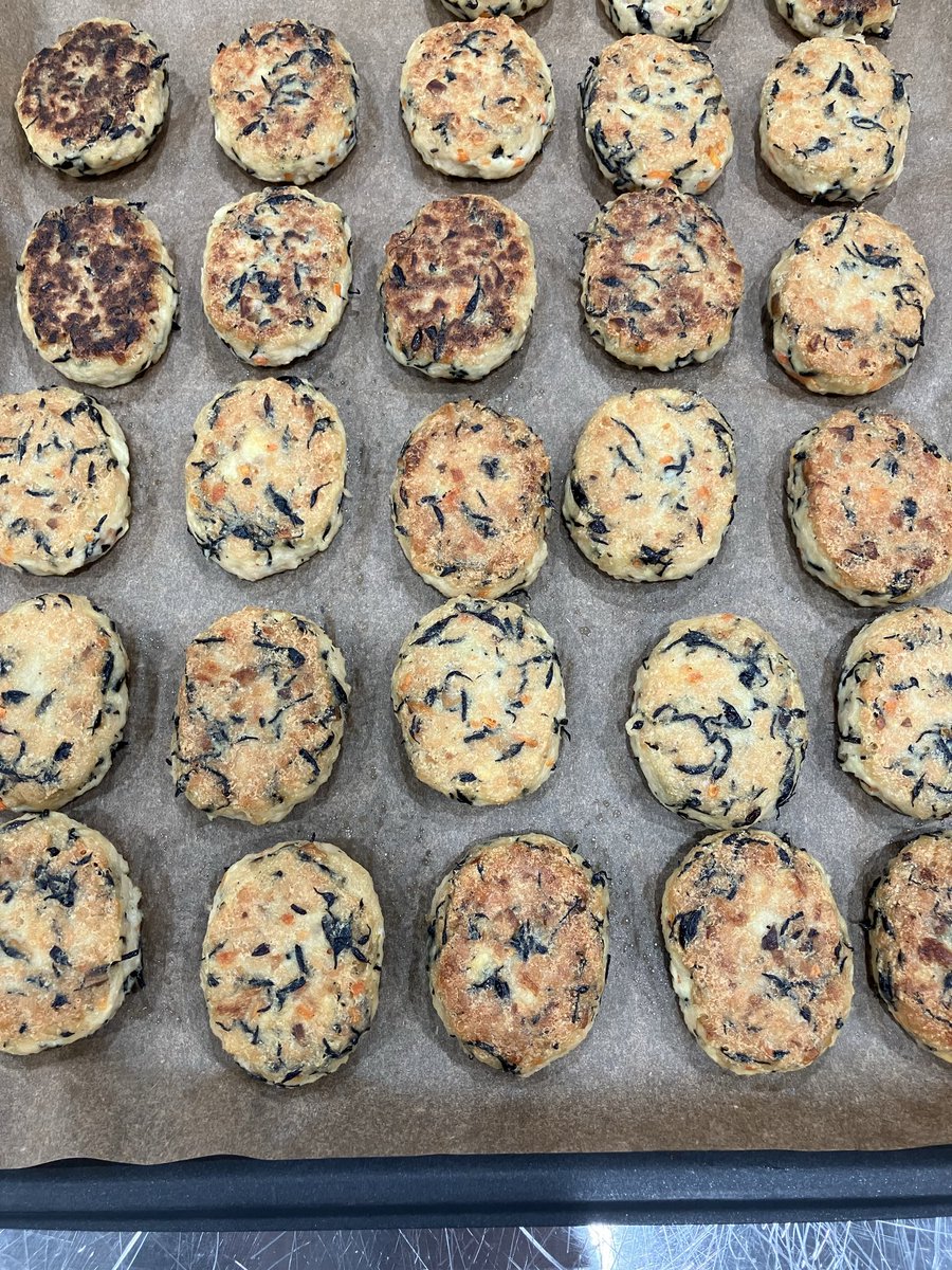 vegiojisan's tweet image. 豆腐ハンバーグ←焼き前　焼き後→
焼き前も豆腐だから見た目美味しそうな気がする🤔
#accea 
#vegan
#plantbased 
#bizspot 
#HALAL