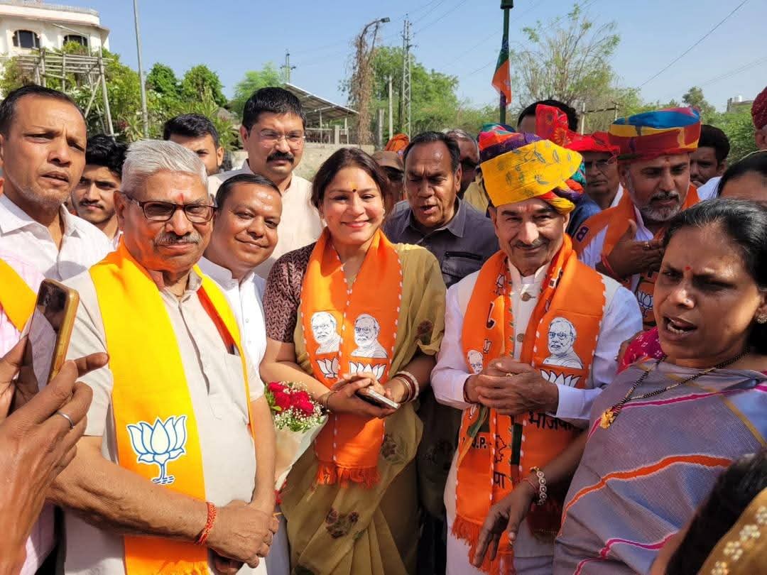 narendra277173's tweet photo. @BJP4Rajasthan @madanrrathore @otaramjidewasi जो कभी पुलिस के चरणों में थे नतमस्तक।
जिनके परिवार जन लगाते है "मोदी मुर्दा" के नारे।

वो अरविन्द अग्रवाल आज जिले व प्रदेश नेतृत्व की बगल में।

@narendramodi @NitinNabin 
@AmitShah @blsanthosh 
@BhajanlalBjp @RajCMO
@Sirohikiaawaz @bjp_sirohi https://t.co/k7BzeiRpav
