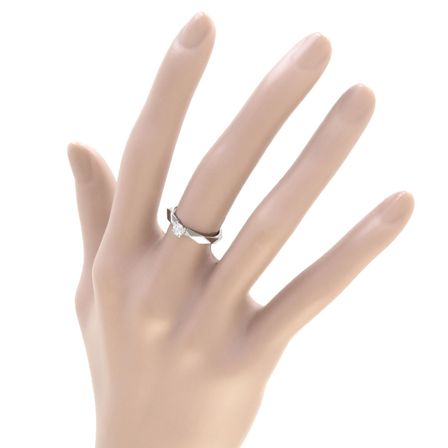 ブシュロン、ファセットソリテールリング/0.20ctが入荷いたしました。
We have received a new shipment of Boucheron faceted solitaire rings/0.20ct.

リング自体にカッティングが施され、とてもクールですね。
The ring itself has a cut design, which is really cool.

sanoya.co.jp/ec/products/de…