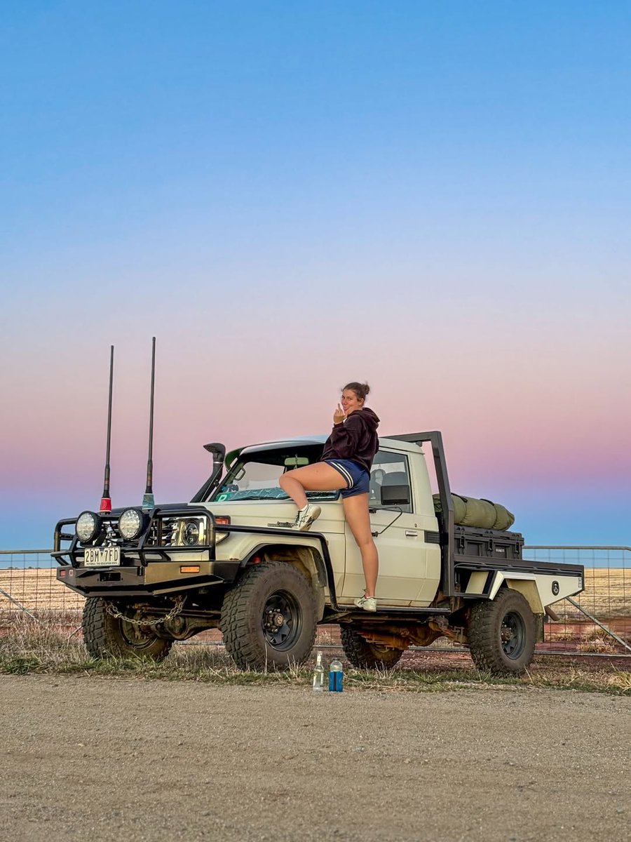 GRJ79K's tweet image. ランクル女子😎👍

#toyota #LandCruiser79