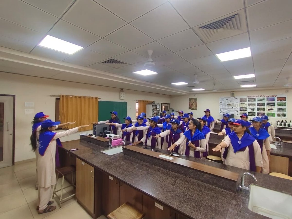 CollectorRjt's tweet image. રાજકોટ, તા. 15 એપ્રિલ: સ્થાનિક સ્વરાજ્ય ચૂંટણીમાં મતદાન ટકાવારી વધારવા જિલ્લા વહીવટી તંત્ર દ્વારા શૈક્ષણિક સંસ્થાઓમાં જાગૃતિ ઝુંબેશ શરૂ. વિવિધ કોલેજોના વિદ્યાર્થીઓએ મતદાનનો શપથ લીધો. #VotingAwareness #Rajkot