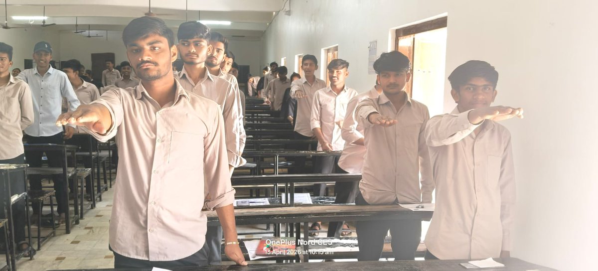 CollectorRjt's tweet image. રાજકોટ, તા. 15 એપ્રિલ: સ્થાનિક સ્વરાજ્ય ચૂંટણીમાં મતદાન ટકાવારી વધારવા જિલ્લા વહીવટી તંત્ર દ્વારા શૈક્ષણિક સંસ્થાઓમાં જાગૃતિ ઝુંબેશ શરૂ. વિવિધ કોલેજોના વિદ્યાર્થીઓએ મતદાનનો શપથ લીધો. #VotingAwareness #Rajkot