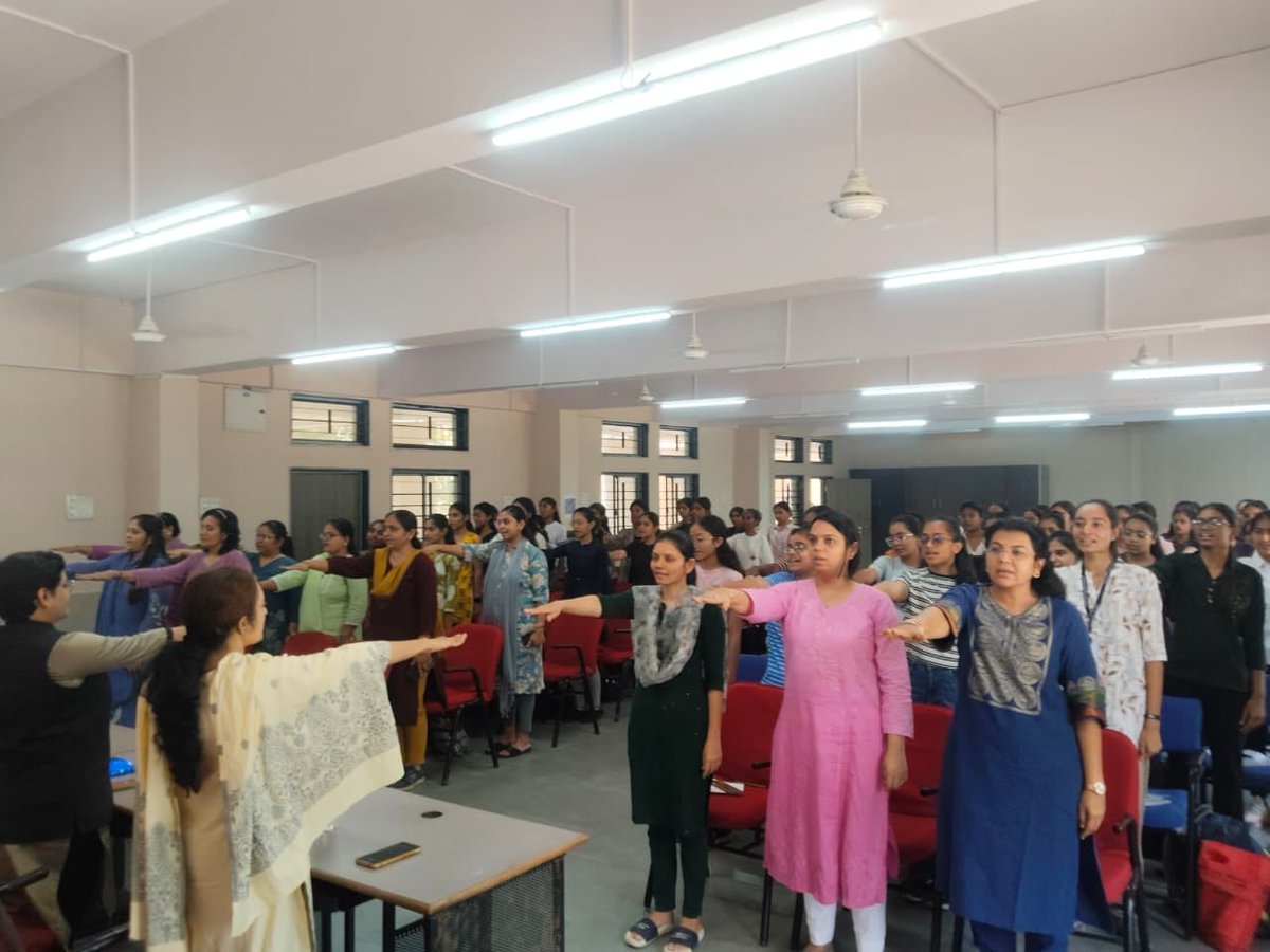 CollectorRjt's tweet image. રાજકોટ, તા. 15 એપ્રિલ: સ્થાનિક સ્વરાજ્ય ચૂંટણીમાં મતદાન ટકાવારી વધારવા જિલ્લા વહીવટી તંત્ર દ્વારા શૈક્ષણિક સંસ્થાઓમાં જાગૃતિ ઝુંબેશ શરૂ. વિવિધ કોલેજોના વિદ્યાર્થીઓએ મતદાનનો શપથ લીધો. #VotingAwareness #Rajkot