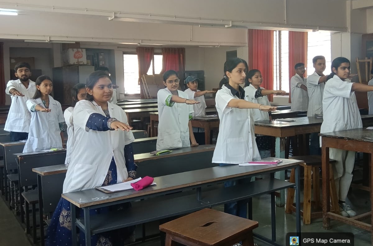 CollectorRjt's tweet image. રાજકોટ, તા. 15 એપ્રિલ: સ્થાનિક સ્વરાજ્ય ચૂંટણીમાં મતદાન ટકાવારી વધારવા જિલ્લા વહીવટી તંત્ર દ્વારા શૈક્ષણિક સંસ્થાઓમાં જાગૃતિ ઝુંબેશ શરૂ. વિવિધ કોલેજોના વિદ્યાર્થીઓએ મતદાનનો શપથ લીધો. #VotingAwareness #Rajkot