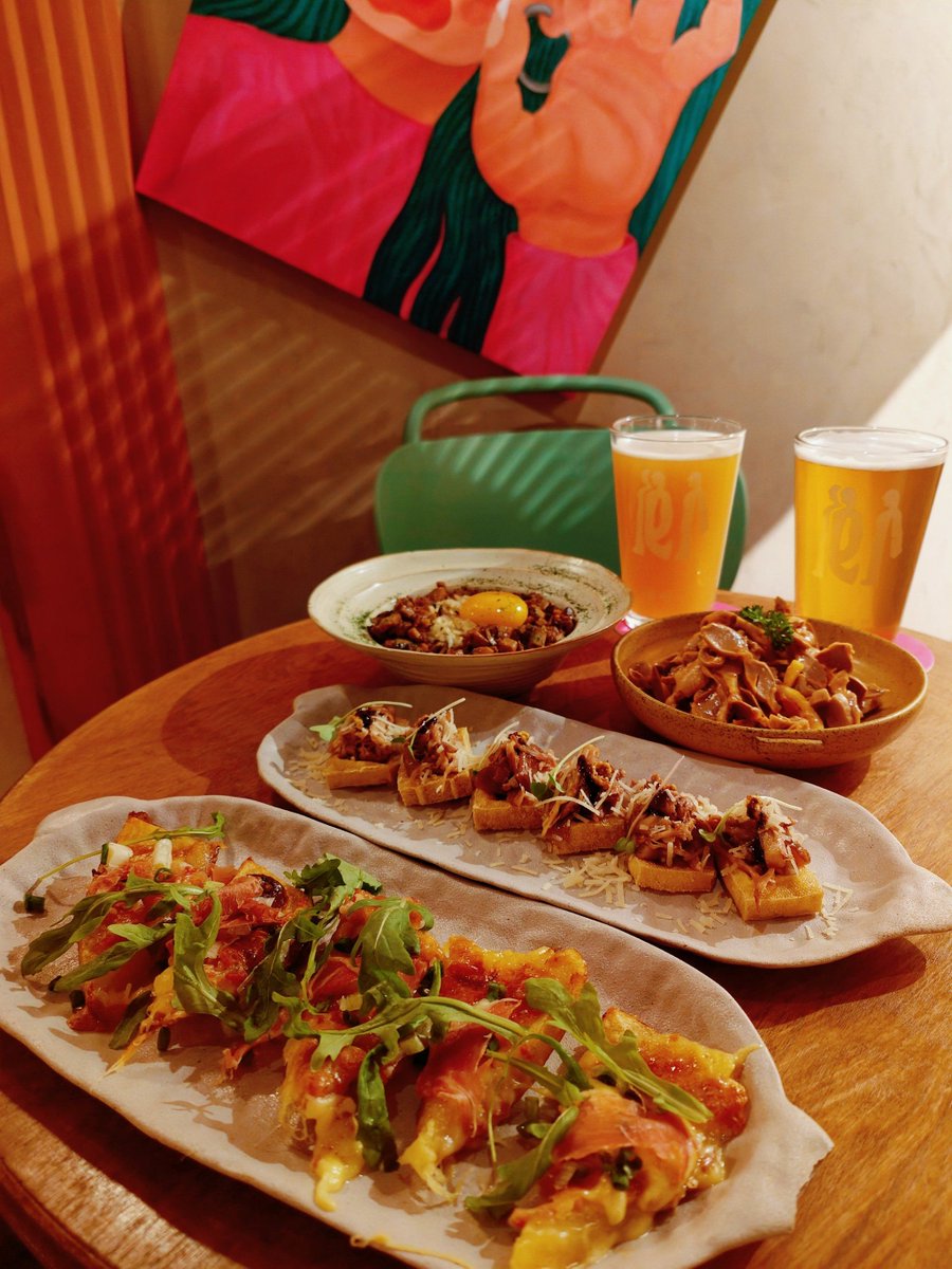 kar_ngan11454's tweet image. "Decades later, same laughs, zero filter — some bonds never age  #OldFriends #GoodTimes"