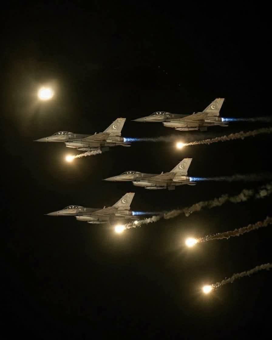 ابوہریرہ رضی اللہ عنہ سے روایت ہے کہ رسول اللہ صلی اللہ علیہ وسلم نے فرمایا:جب جنگیں در جنگیں ہونگی تو اللہ غیرعرب میں سے ایک فوج اٹھائے گا جو عربوں سےاچھے سوار ہونگے اوربہتر ہتھیار رکھتے ہوں گےاللہ اسکے ذریعہ دین کی مدد فرمائے گا سنن ابن ماجه پاکستان ہمیشہ زندہ باد 🇵🇰  🇵🇰