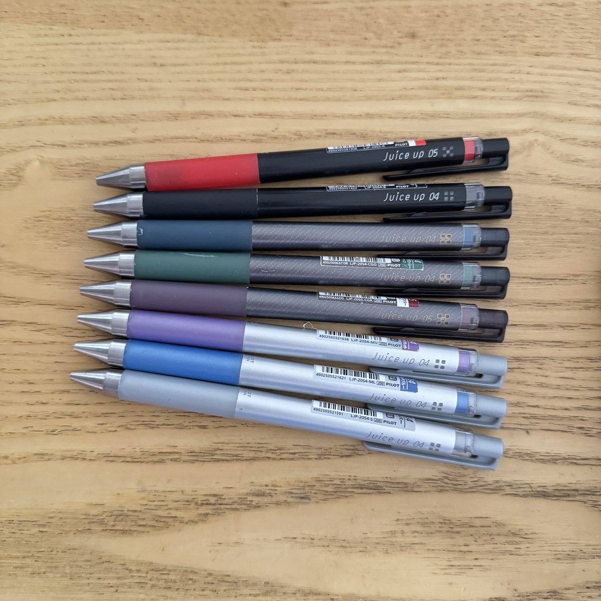 qppark's tweet photo. @PilotPenJP 本当書きやすくて最近はJuice upばかり
特にクラシックグロッシーのブルーがさりげないメタリック感で好き💙 https://t.co/qcvTDxgXq3