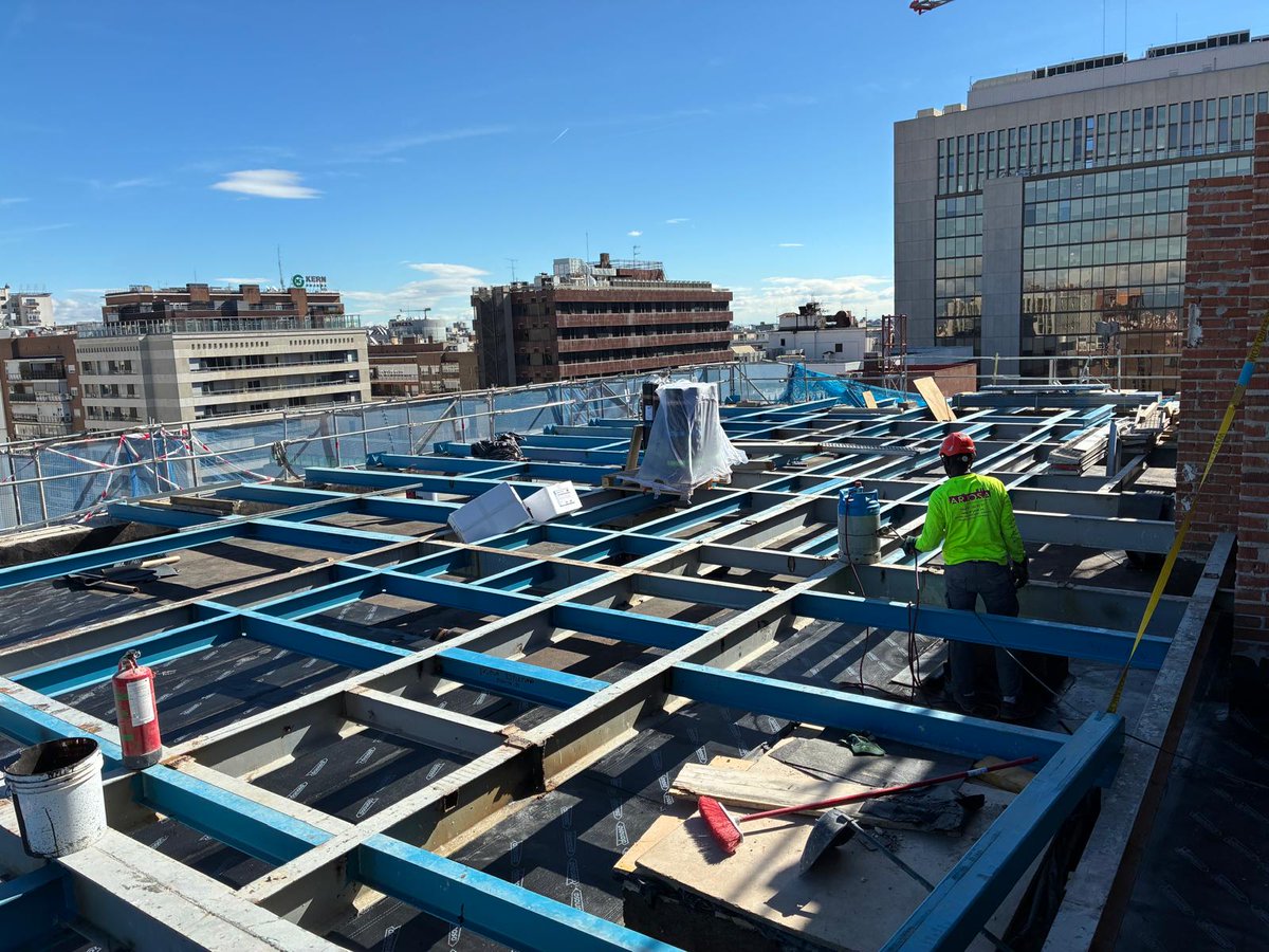_Betazul_'s tweet photo. Estamos trabajando en las bancadas, situadas en la cubierta, que dan soporte a las instalaciones de un edificio de oficinas en Madrid.

Aquí puedes ver más obras nuestras: https://t.co/V2goFhtRTL

#estructuras #reparación #refuerzo #rehabilitación https://t.co/Qf0QS3vlar