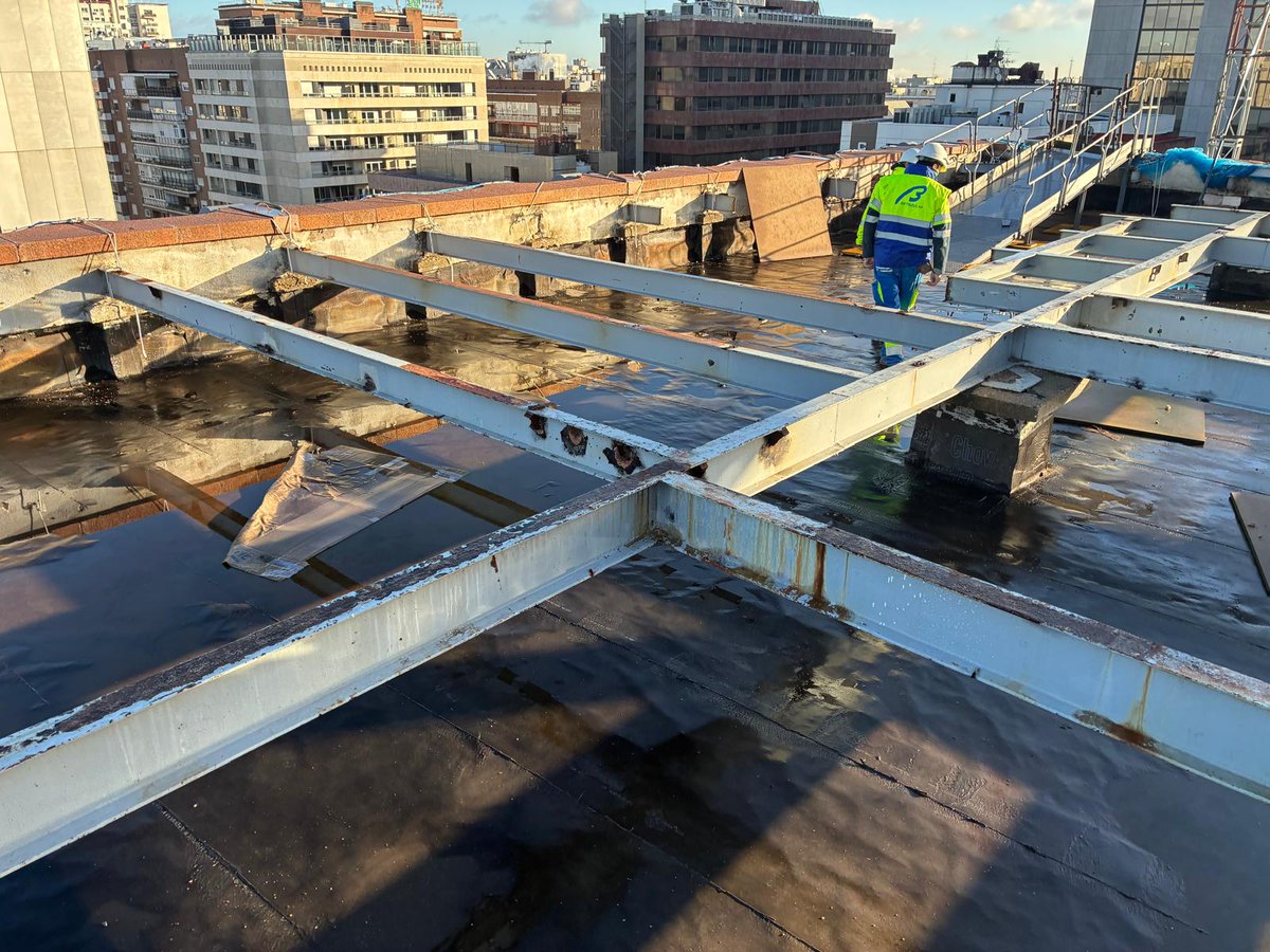 _Betazul_'s tweet photo. Estamos trabajando en las bancadas, situadas en la cubierta, que dan soporte a las instalaciones de un edificio de oficinas en Madrid.

Aquí puedes ver más obras nuestras: https://t.co/V2goFhtRTL

#estructuras #reparación #refuerzo #rehabilitación https://t.co/Qf0QS3vlar