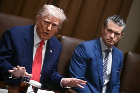 Danny_hoffzone's tweet photo. USA trapper opp i Midtøsten:
Trump sender 10 000 nye soldater til regionen for å øke presset mot Iran før våpenhvilen utløper 22. april. Hangarskipet USS George H.W. Bush og Boxer-gruppen er på vei.
Trump diplomatikk: vise muskler for å trekke seg ut?
#utenriks #Midtøsten #forsvar