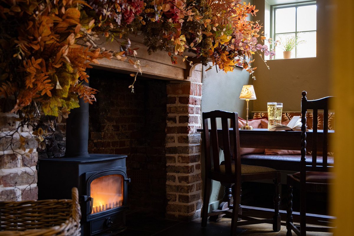 GBbooze's tweet image. The Queen’s Head, Bridge Rd, Weybridge, #Surrey 🍻
Grade II-listed and dating from the 1700s, the pub features a characterful bar with no fewer than three log fires, a charming dining area overlooking the open kitchen, and several cosy snugs.
