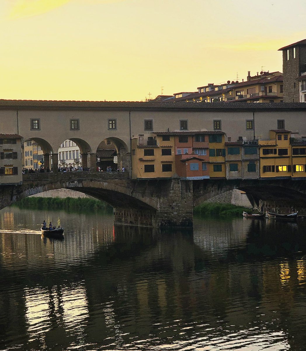 Miriamban0407's tweet image. C'è una malinconia che dice che la verità di ciò che si desidera è più grande di ciò che si riesce ad avere.
È quel tipo di tristezza giusta che conferma, #senzaVoler far male.
Forse è la forma più dolce della lucidità,
la consapevolezza con un bordo.

📷- #Firenze ⚜️💜