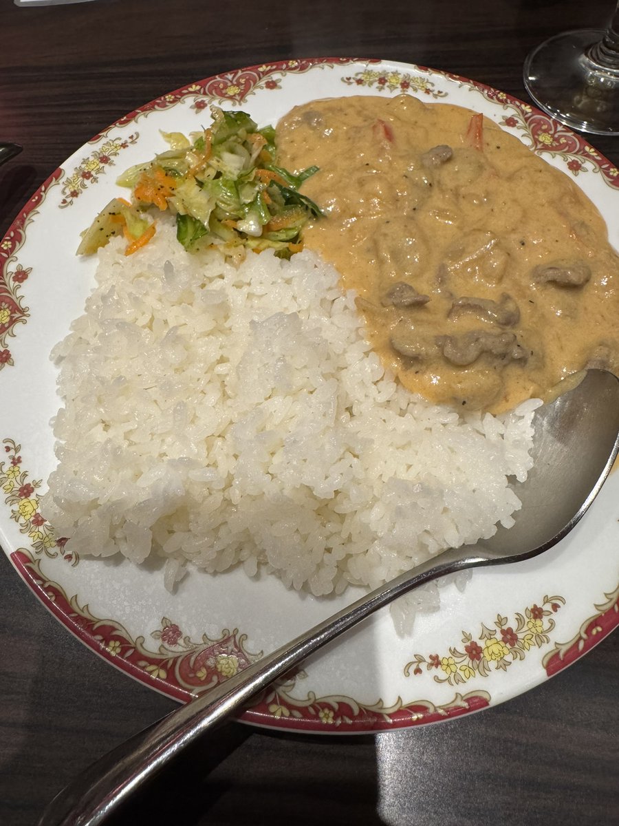 KmvgTj's tweet photo. ロシア料理というかもう独立しちゃった地方の料理もあったからソ連料理？を食べて来た。ピロシキ、ボルシチ、ビーフストロガーノフ。というド定番セット。美味かった(｀･ω･´) https://t.co/sa72dkAGuO