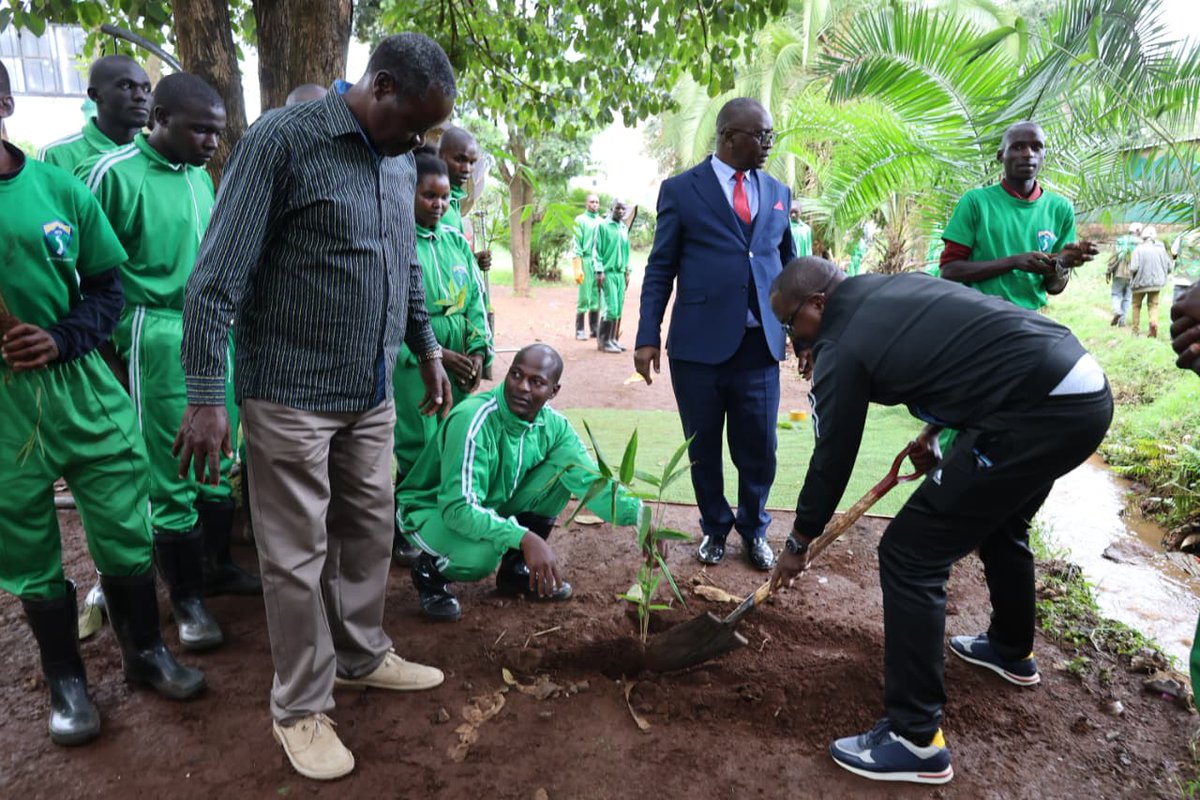 Meru_county's tweet photo. In a show of unity and commitment to environmental conservation, Meru Youth Service's (MYS) recruits teamed up with members of the Meru Municipal Board for a tree planting exercise at Nteree Park.
#BuildingMeruTogether
#TujengeMeruPamoja https://t.co/qgUgJaITwi