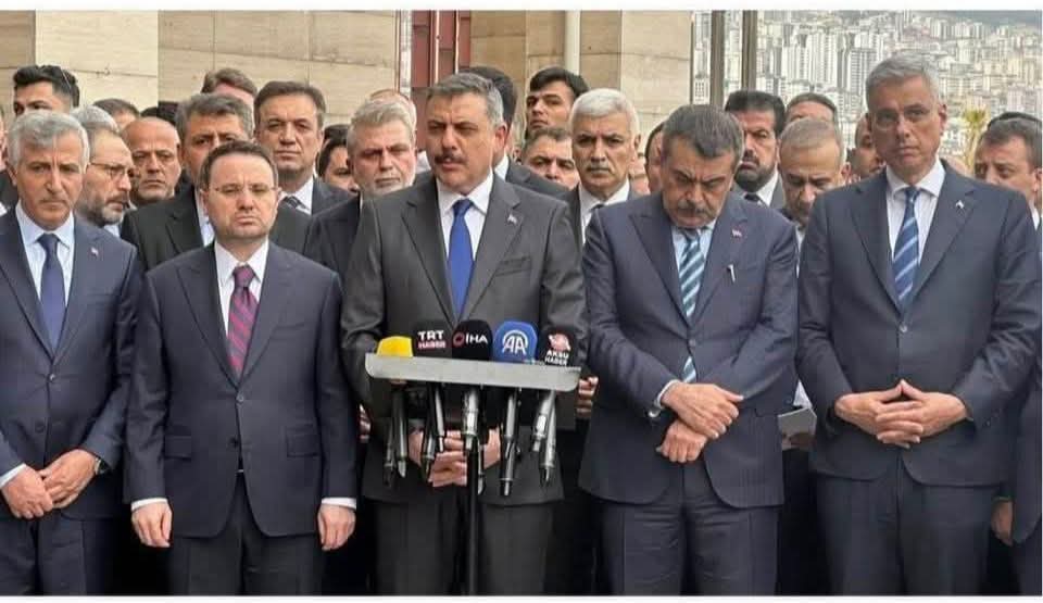 AlisanalmisS's tweet image. 7/24 siyasetin dibindeler, tepedeki siyasinin dizindeler; ama sebep oldukları can, mal kayıpları, devasa skandallar siyasetin konusu yapılamıyor!!
Bunlar süzme siyasi...Bunları sahiplenen de rafine kötülük.
#Erdoğan
#Bahçeli