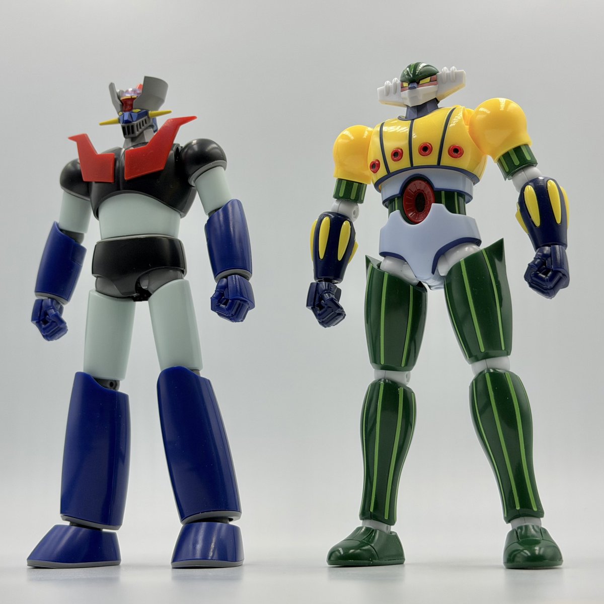 gokin_z's tweet image. #SMP マジンガーZ(アニメカラーVer)
頭部の豪華な彩色に驚いた。写真だと粗が見えるけど、実物はそこまで気にならない。

シールは本体だとパイルダー正面と足裏のみ。細かい部分は予備付きで安心。放熱板はお好み。

ジーグに続いて、今回のマジンガーZもかなり好印象😊