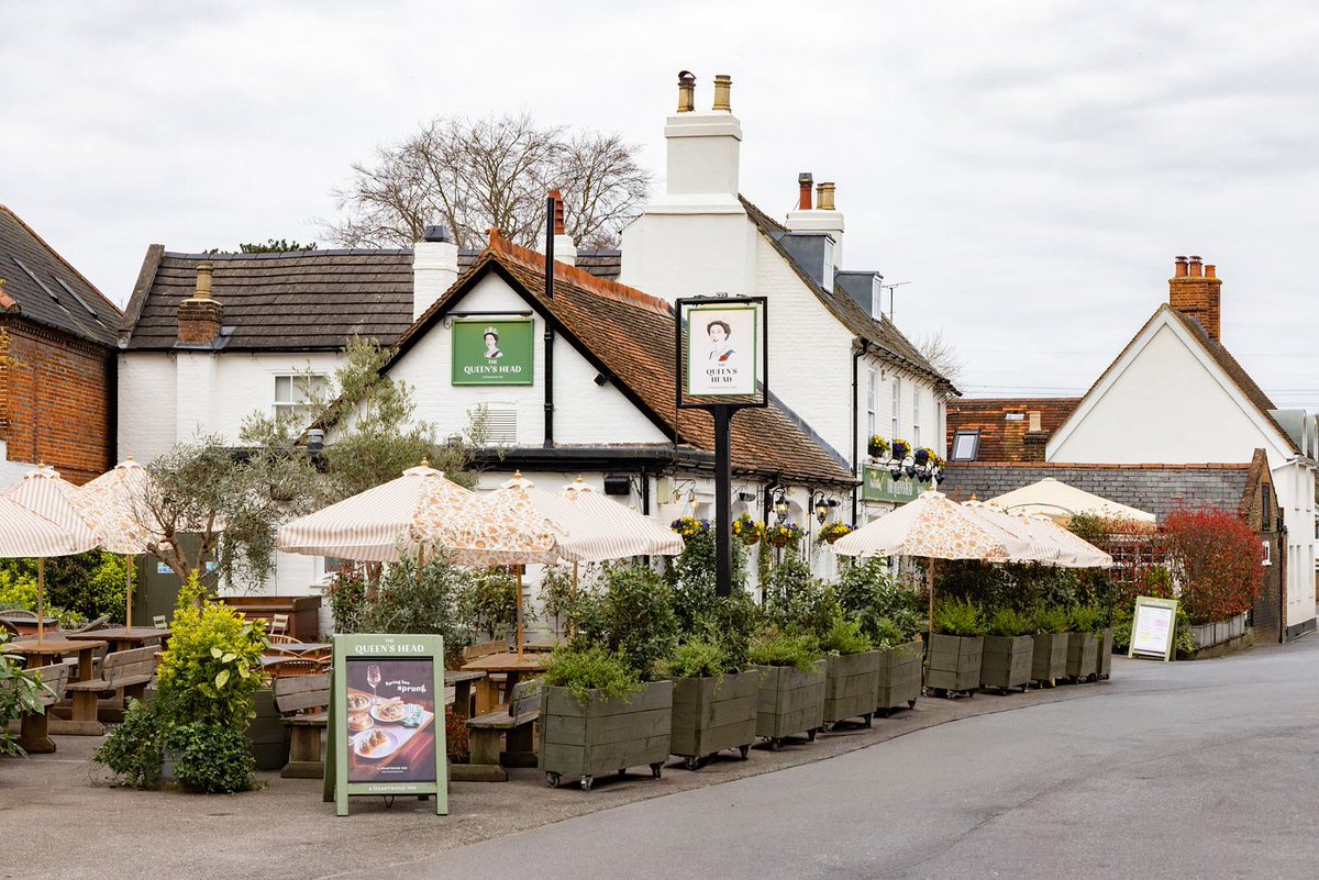 GBbooze's tweet image. The Queen’s Head, Bridge Rd, Weybridge, #Surrey 🍻
Grade II-listed and dating from the 1700s, the pub features a characterful bar with no fewer than three log fires, a charming dining area overlooking the open kitchen, and several cosy snugs.