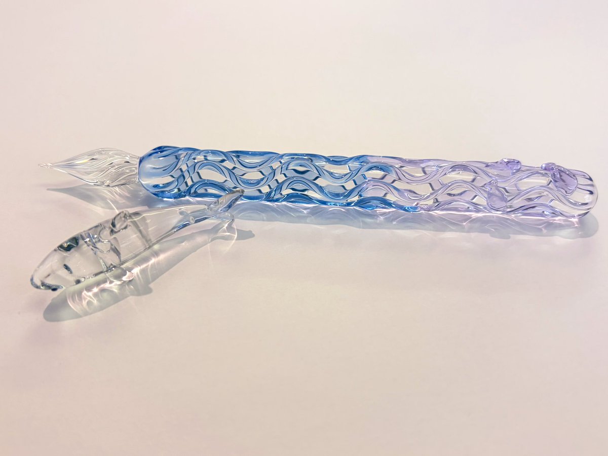 こんにちは！
ガラス市の準備でドタバタしております💦
今日は一点しか制作していないガラスペンをご紹介✨️
ウニのガラスペン、魚群のガラスペン、そしてサメのペンレスト付きのガラスペンになります！
ぜひ現地で見てください〜！
 #すみだガラス市  #ガラスペン