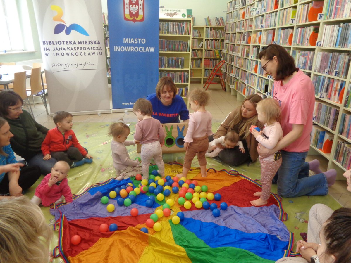bmjkinowroclaw's tweet image. Kolorowy poranek w bibliotece!  - 
#bmjkinowroclaw #Inowrocław #biblioteka
-  jan-kasprowicz.bmino.pl/kolorowy-poran… 
W Filii nr 1 zrobiło się wyjątkowo kolorowo i radośnie. W ramach cyklu „A kuku!” odwiedziły nas maluszki wraz z opiekunami. Na początek dzieci wysłuchały opowiadania o mis...
