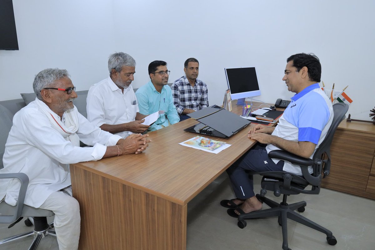 SureshRawatIN's tweet image. "कार्यालय पर प्रदेश के विभिन्न क्षेत्रों से पधारें नागरिकों  से आत्मीय भेंट एवं जनसुनवाई"

📍निवास स्थान, जयपुर

#SSR #Jaipur #जनसुनवाई