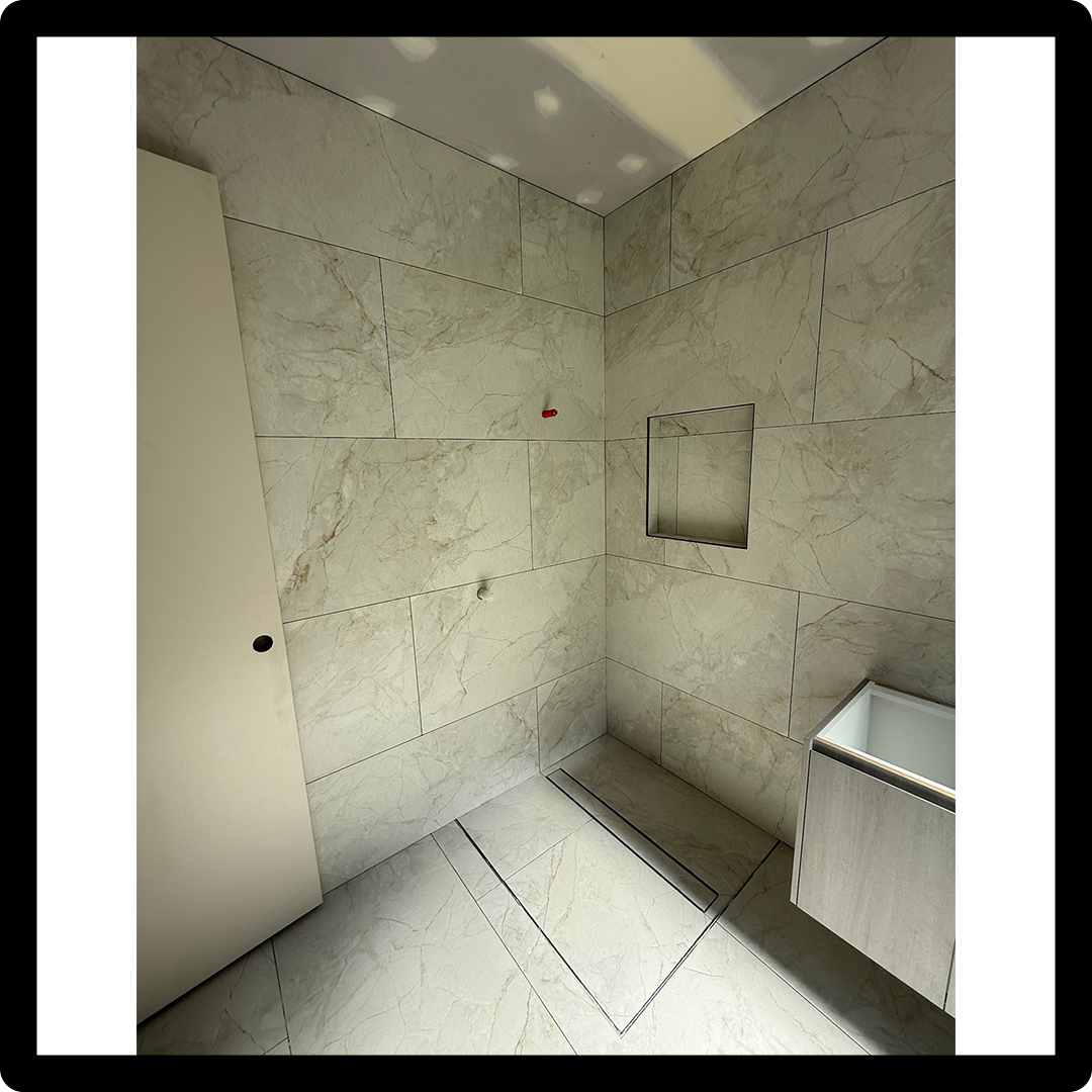 maddiconstruct's tweet image. Clean, modern, and coming together beautifully ✨
600x1200 white tiles + sleek cabinetry = perfection 🤍🛠️

#Tiling #Interiors #HomeDesign #Renovation #ModernLiving

maddisonconstructions.com.au