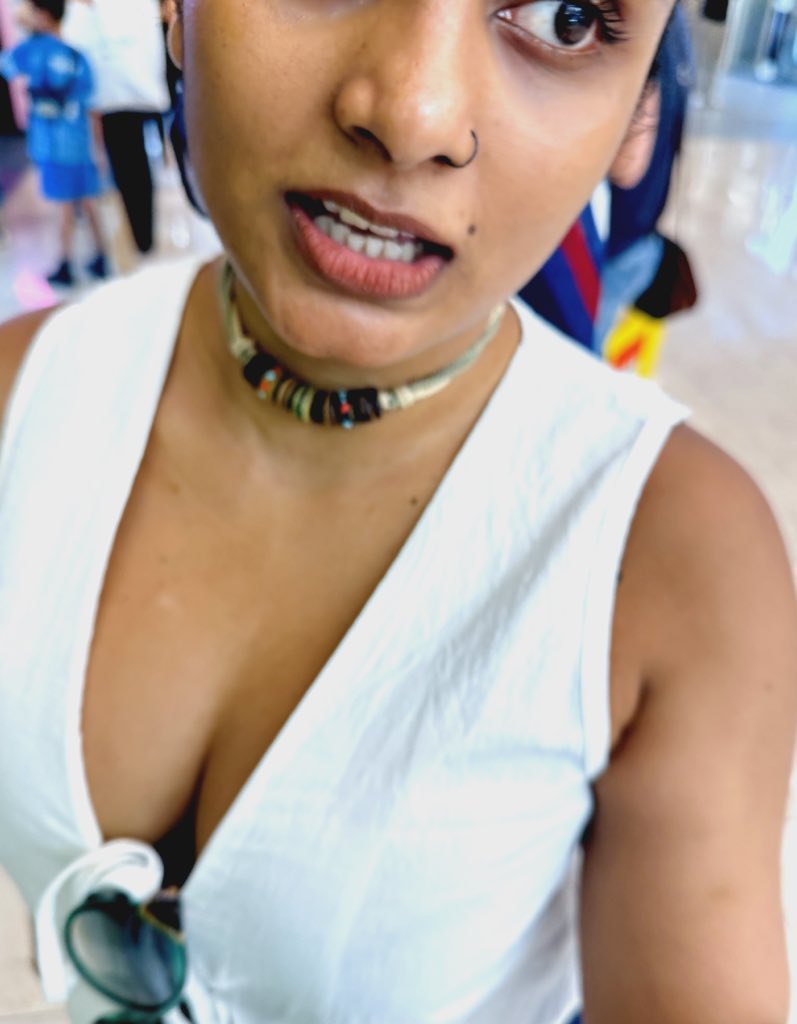 KayFlicks's tweet photo. මා කලාව දකින්නේ අතිපාරිශුද්ධ දුරස්ථ සත්භාවී ස්වභාවයක් ඇත්තක් ලෙස නොවේ. එය අනෙක් මිනිස් ප්‍රකාශනවලින් වෙනස් වන අතරම මහජන පරිමණ්ඩලය වෙත ��ං විය හැකි මැදිහත්වීම්වාදි වස්තුවකියි මම සිතමි.

- අහම්බකාරක - ලියනගේ අමරකීර්ති
 #KayDeEcstacy #fypシ https://t.co/v4EnOnqEkv