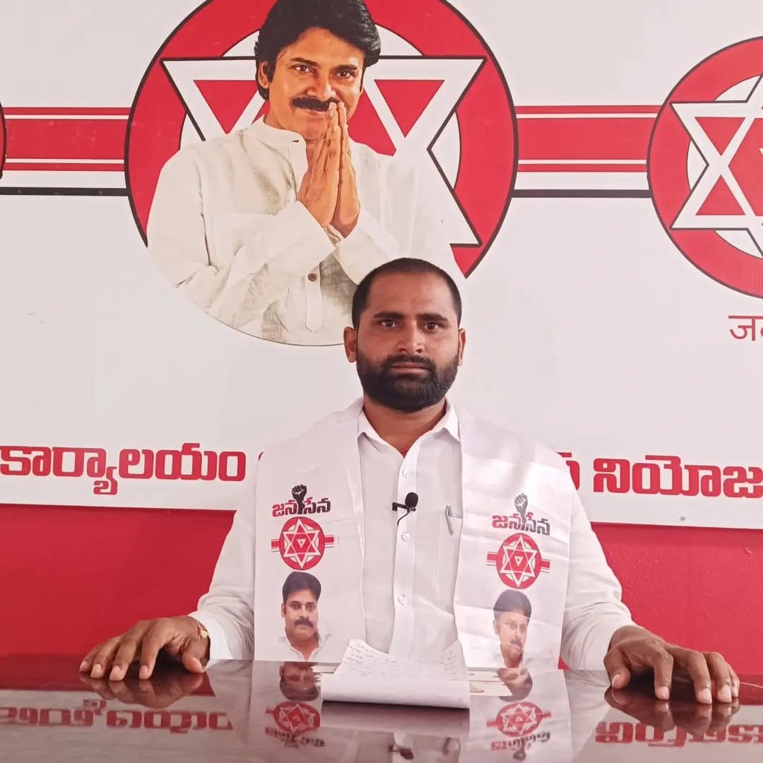 JSP_MuraliMohan's tweet photo. తెలంగాణ శ్రీనివాస్ యాదవ్, పవన్ కళ్యాణ్ గారిపై నీ దుర్భాషల్ని మండల అధ్యక్షుడిగా తీవ్రంగా ఖండిస్తున్నా. పవన్ అన్న ఒక ఆశయం. ఆ ఆశయాన్ని తాకితే జనసైనికుల గుండె మండుతుంది. క్షమాపణ చెప్పు. లేదంటే పర్యవసానం తీవ్రంగా ఉంటుంది. #WeStandWithPK @JanaSenaParty @PawanKalyan @JSPShatagniTeam https://t.co/QIWE7enBNF